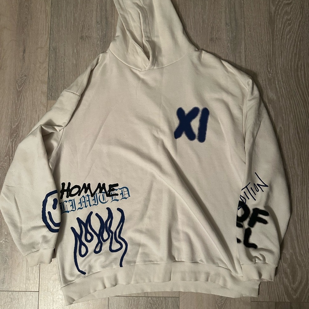 Boohoo White Crewneck Sweater with Blue Graphics